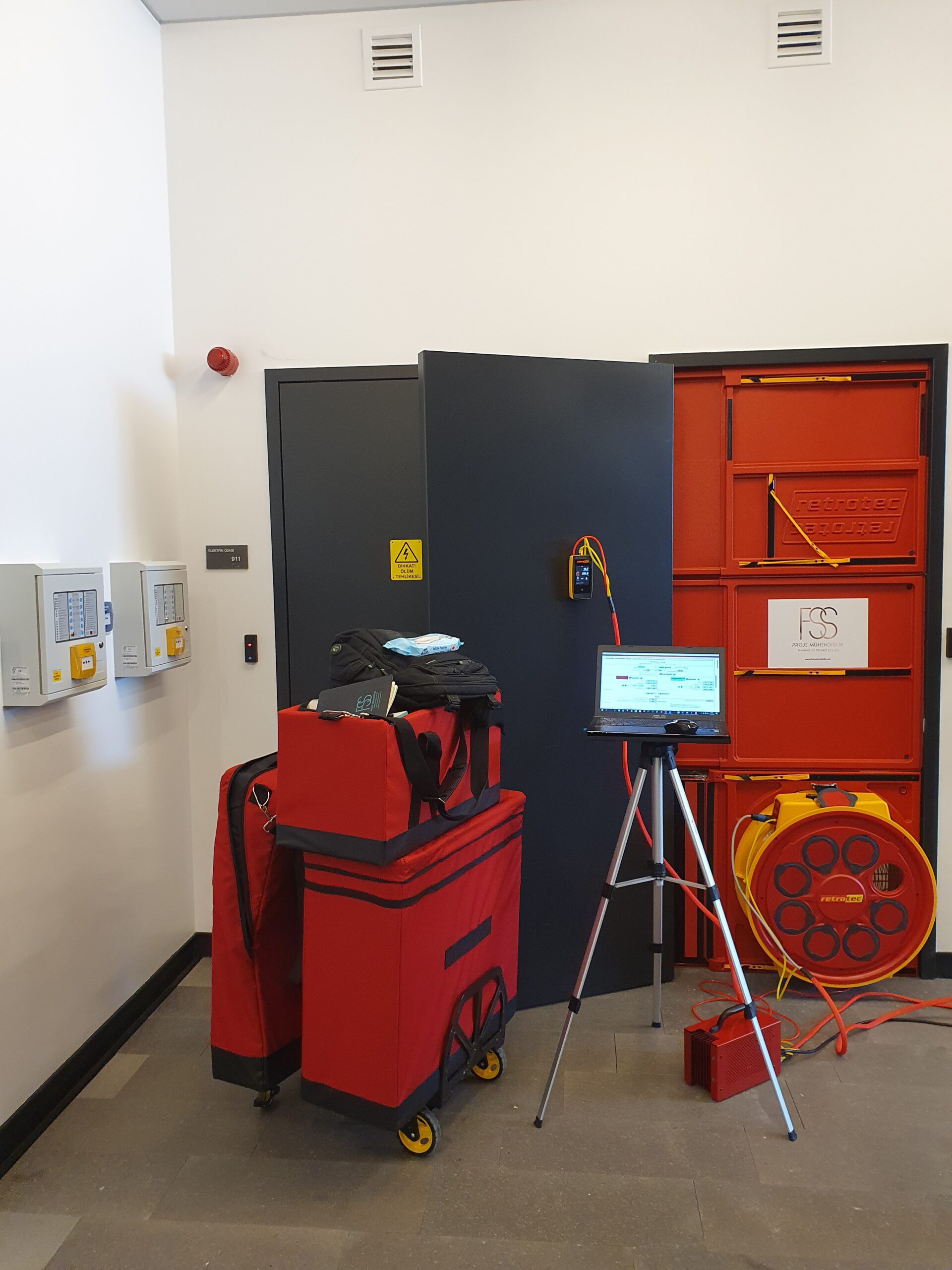 Gerçek projelerde, gerçek ölçümlerle uygulanan Door Fan Testi çalışmalarımızdan bir kare.