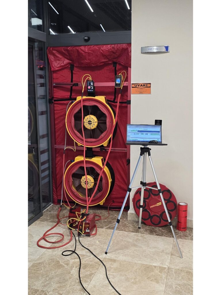 Gazlı yangın söndürme sistemleri için yapılan oda sızdırmazlık testi uygulaması.